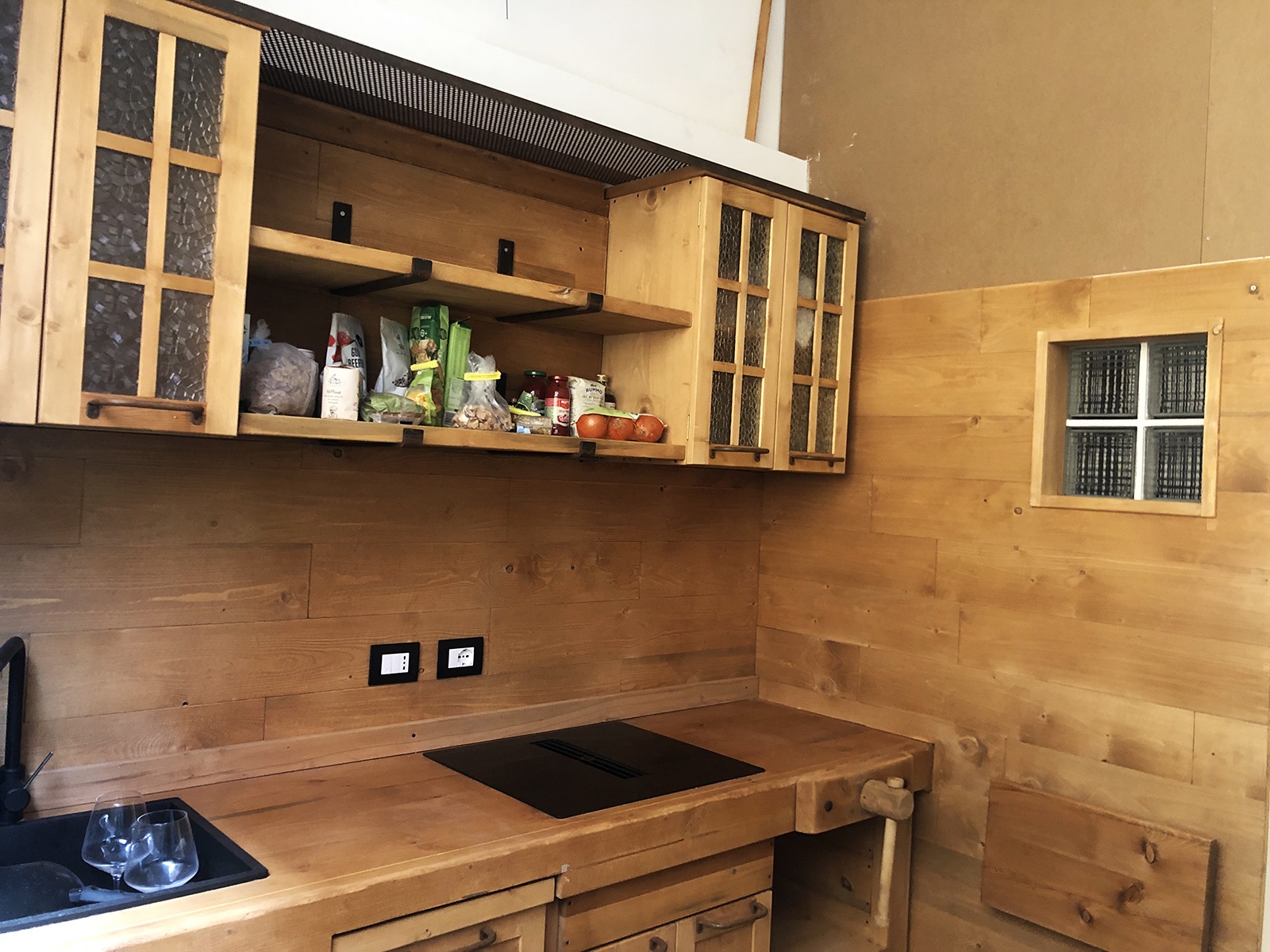 Cucina pensili colonna mensole rivestimento parete legno INDUSTRIAL SU  MISURA